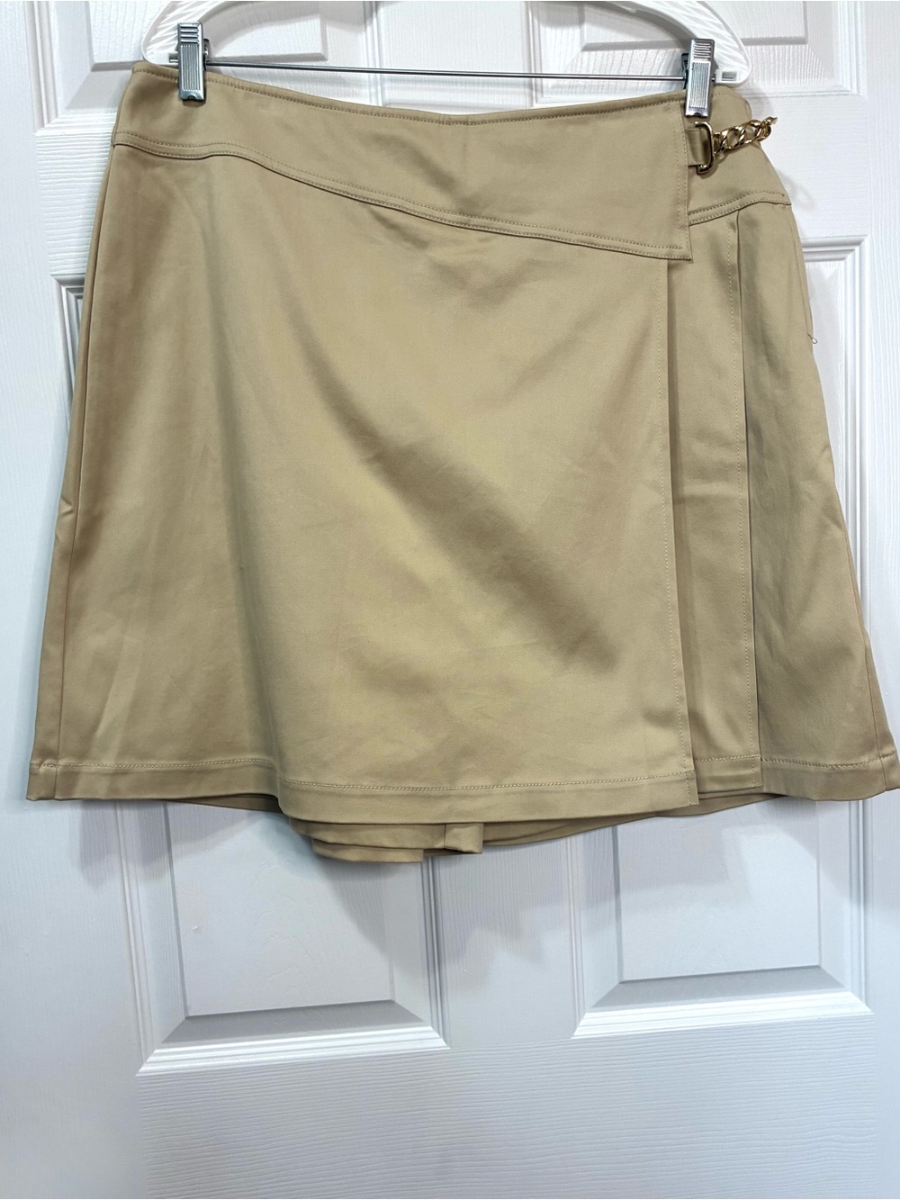 St. John Sport Skort Women’s 16 Beige Pleated Faux Wrap Chain Detail Zip Close